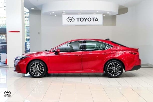 2025 Toyota Camry SL in Red
