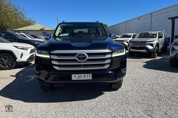 2022 Toyota Landcruiser Sahara in Blue