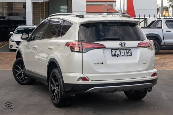 2017 Toyota RAV4 GXL in White