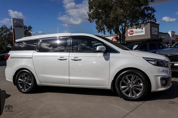 2017 Kia Carnival Platinum in White