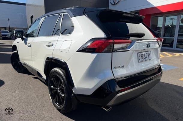 2022 Toyota RAV4 XSE (2WD) in Two Tone White