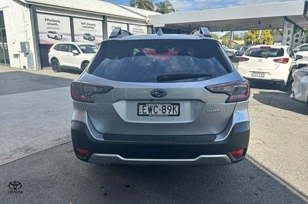 2022 Subaru Outback AWD Touring in Silver
