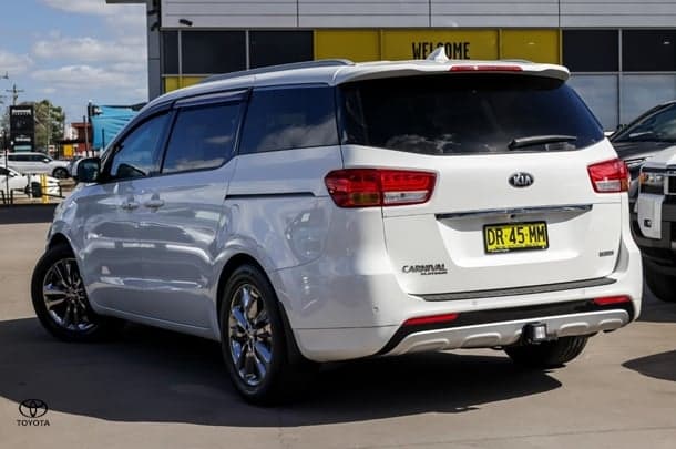 2017 Kia Carnival Platinum in White