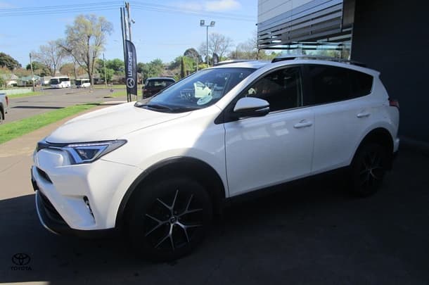 2017 Toyota RAV4 GXL in White