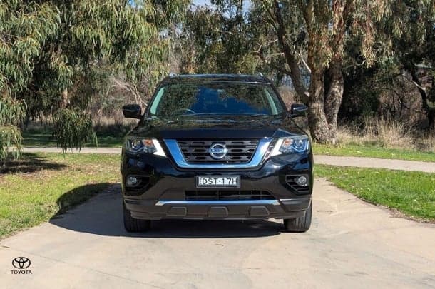 2017 Nissan Pathfinder Ti in Black