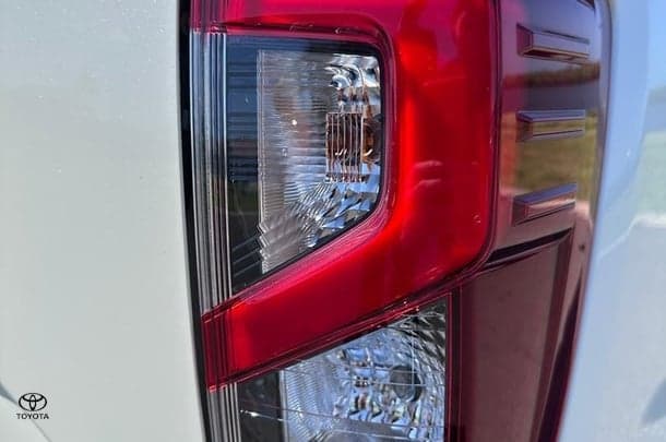 2021 Nissan Navara ST in White