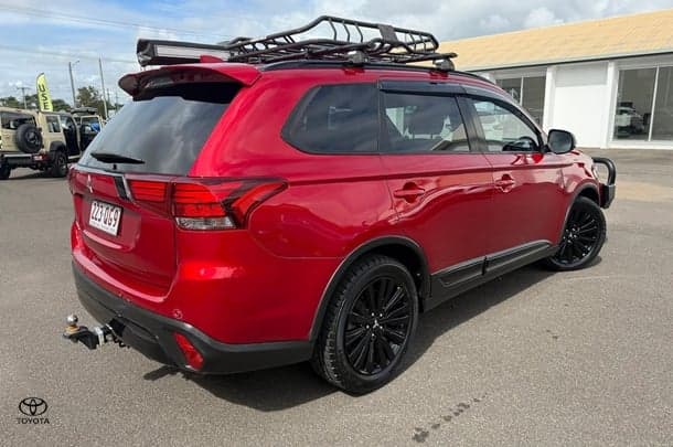 2021 Mitsubishi Outlander Black Edition in Red