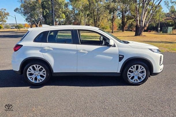 2024 Mitsubishi ASX ES in Polar White