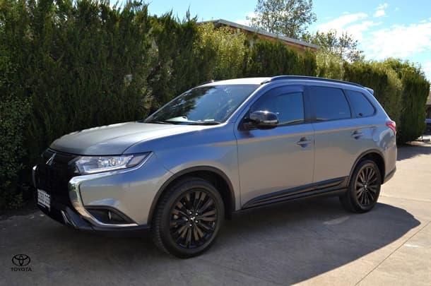 2020 Mitsubishi Outlander Black Edition in Grey