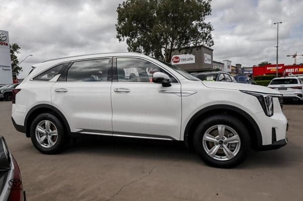 2023 Kia Sorento S in White