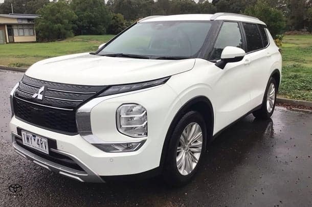 2023 Mitsubishi Outlander LS in White
