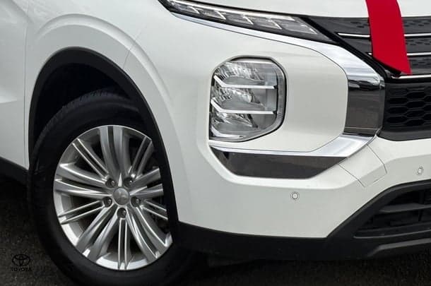 2024 Mitsubishi Outlander ES in White