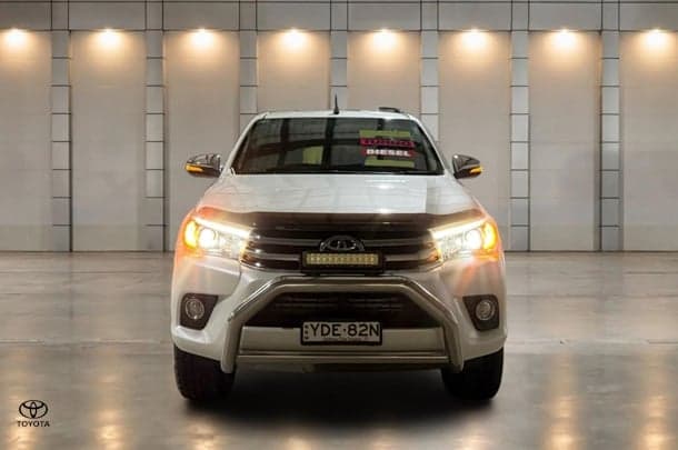 2015 Toyota Hilux SR5 in White