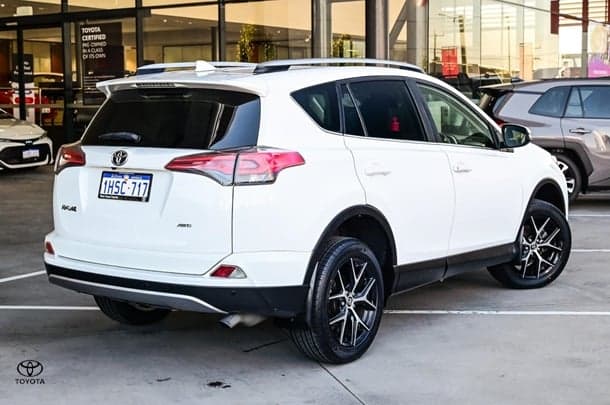 2018 Toyota RAV4 GXL in White