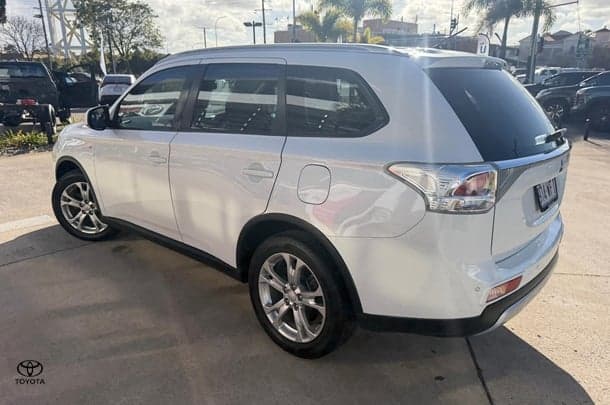 2014 Mitsubishi Outlander ES in White