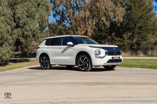 2022 Mitsubishi Outlander Exceed in White