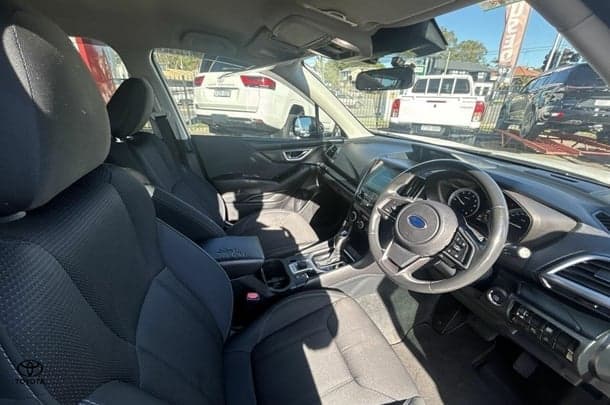 2021 Subaru Forester 2.5i in White