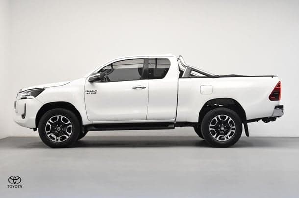 2023 Toyota Hilux SR5 in White