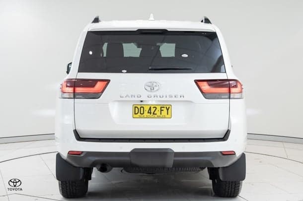 2025 Toyota Landcruiser GXL in White