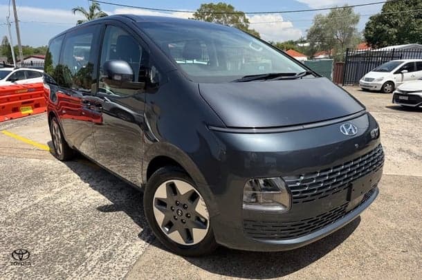 2022 Hyundai STARIA Base in Olivine Gray