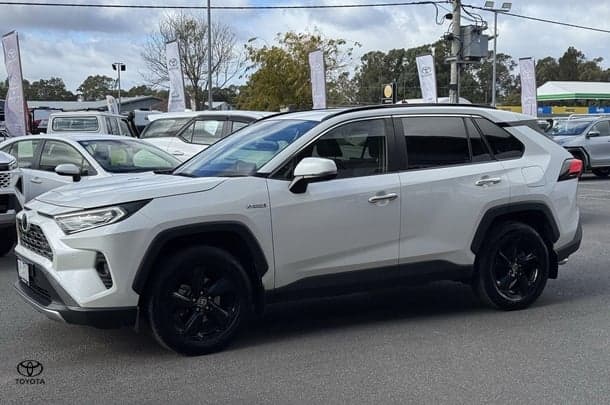 2019 Toyota RAV4 Cruiser-AWD in White