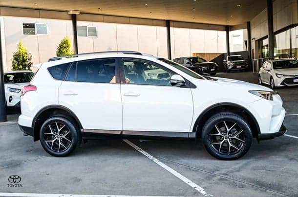 2018 Toyota RAV4 GXL in White