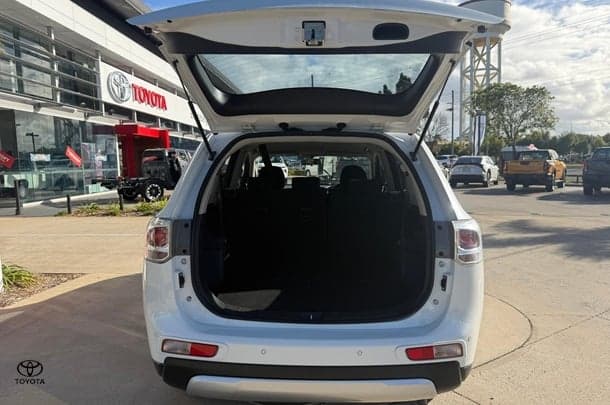 2014 Mitsubishi Outlander ES in White