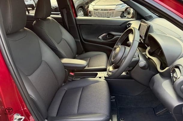 2024 Toyota Yaris Cross Urban in Red