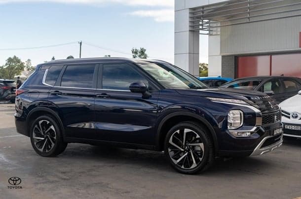 2024 Mitsubishi Outlander Aspire in Blue