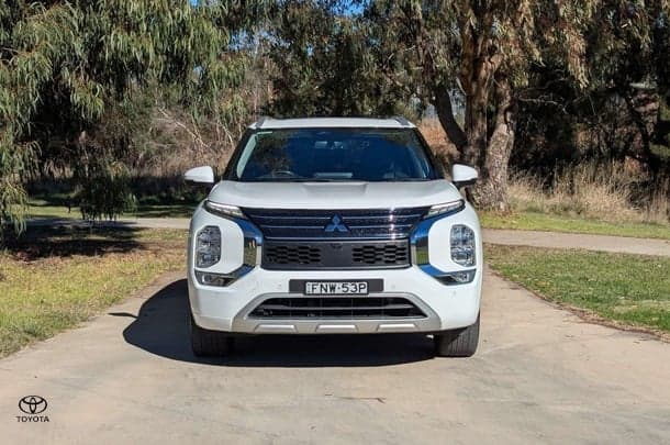 2022 Mitsubishi Outlander Exceed in White