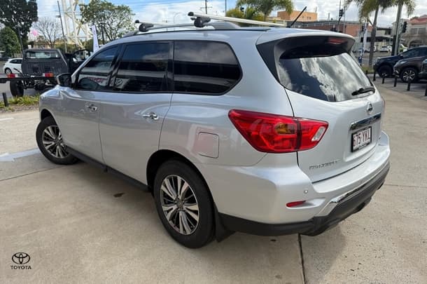 2018 Nissan Pathfinder ST in Silver