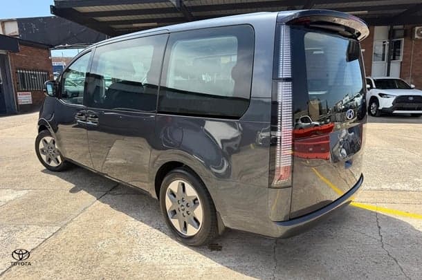 2022 Hyundai STARIA Base in Olivine Gray
