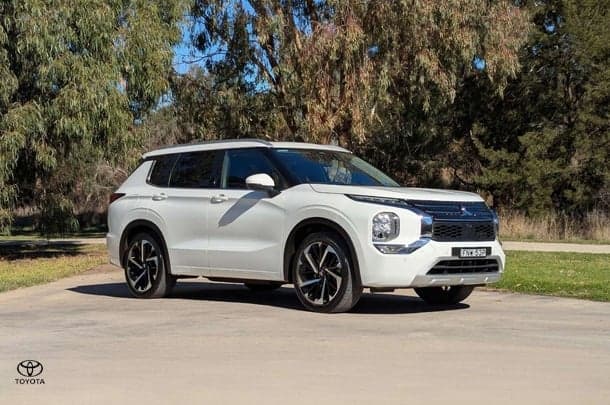 2022 Mitsubishi Outlander Exceed in White