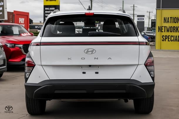 2025 Hyundai Kona Base in White
