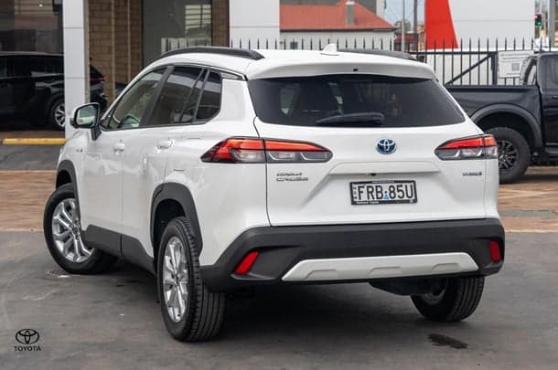 2023 Toyota Corolla Cross GXL in White
