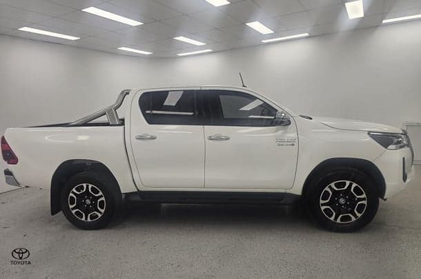 2021 Toyota Hilux SR5 in White