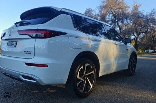 2025 Mitsubishi Outlander PHEV Exceed in White