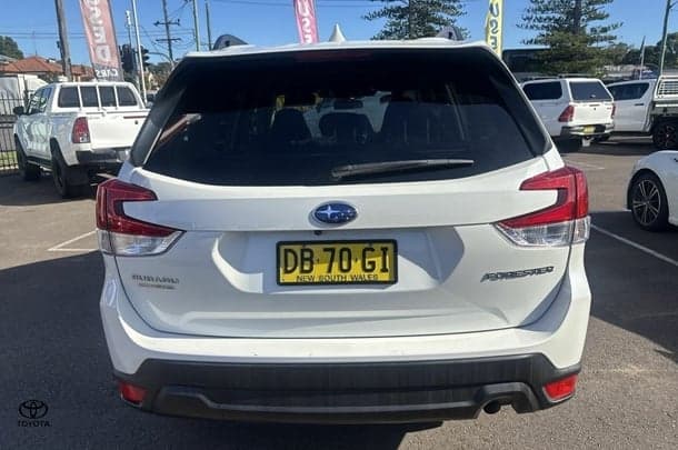 2021 Subaru Forester 2.5i in White