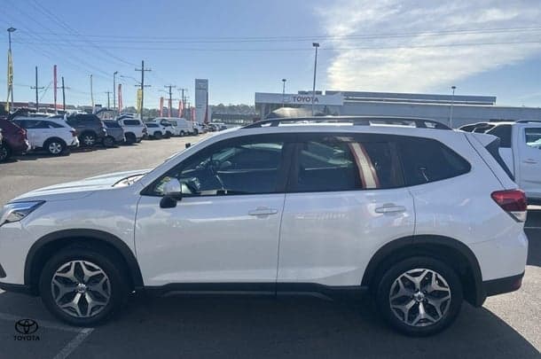 2021 Subaru Forester 2.5i in White