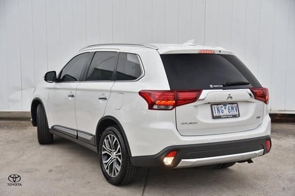 2017 Mitsubishi Outlander Exceed in White