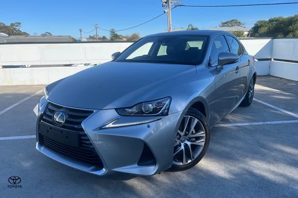 2018 Lexus IS IS300h Luxury in Silver