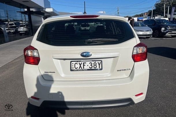 2015 Subaru Impreza 2.0i in White