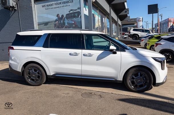 2025 Kia Carnival GT-Line HEV in Snow White Pearl (Swp)