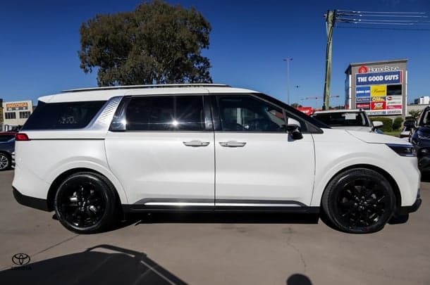 2021 Kia Carnival Platinum in White