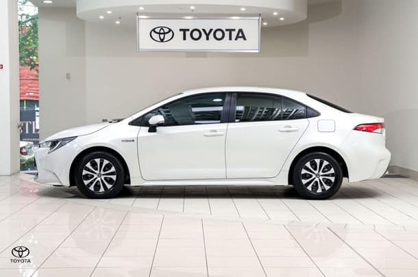 2020 Toyota Corolla SX Hybrid in White