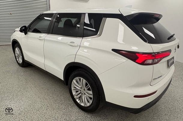 2021 Mitsubishi Outlander ES in White