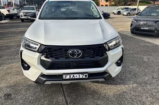2025 Toyota Hilux SR5 48V in White