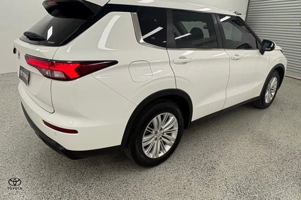 2021 Mitsubishi Outlander ES in White