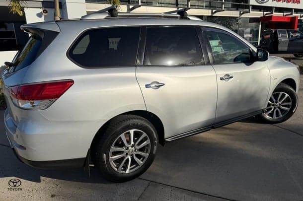2013 Nissan Pathfinder ST in Silver