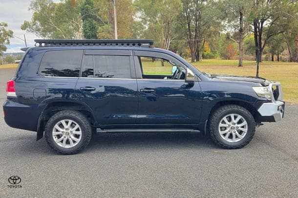 2016 Toyota Landcruiser VX in Blue